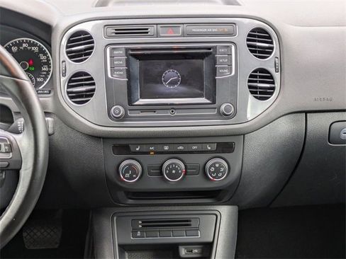 Used 2016 Volkswagen Tiguan S image 19