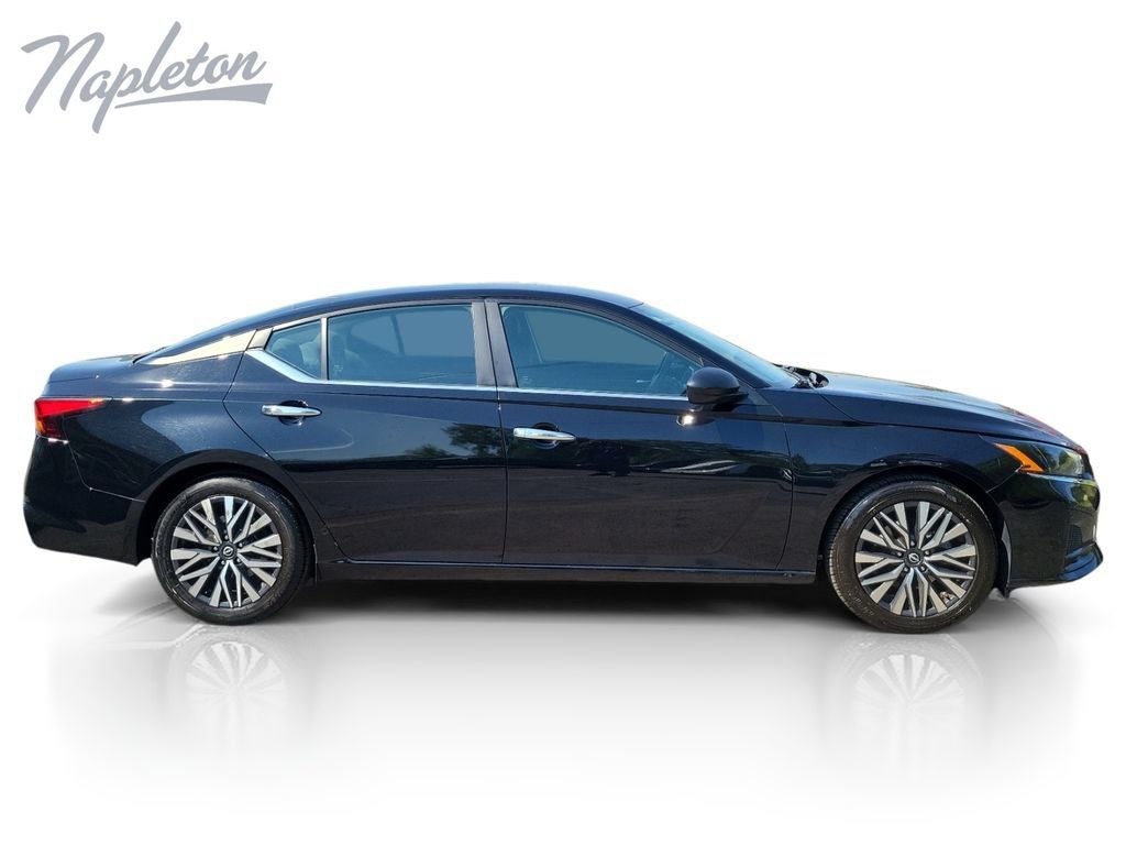 Used 2024 Nissan Altima 2.5 SV FWD image 7