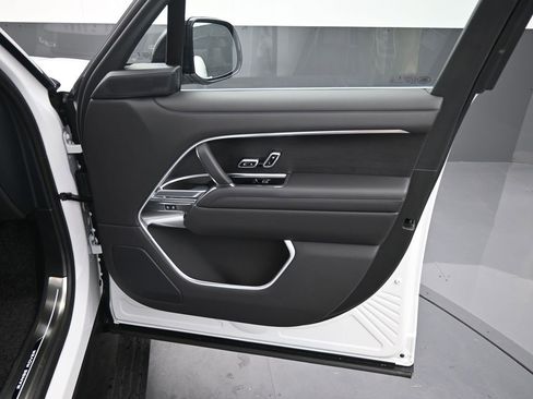 New 2025 Land Rover Range Rover Long Wheelbase SE image 9