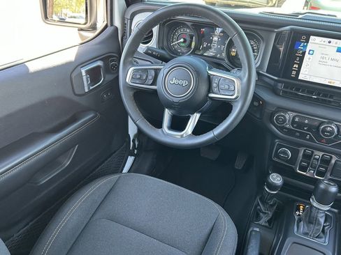 Used 2024 Jeep Wrangler Unlimited Sahara AWD/4WD image 17