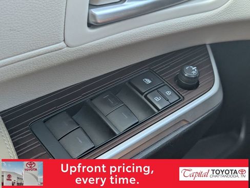 Used 2021 Toyota Sienna XLE FWD image 16