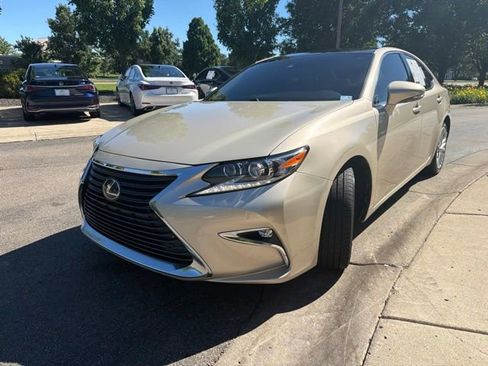 Used 2018 Lexus ES 350 w/ Luxury Package w/Wood Trim FWD image 3