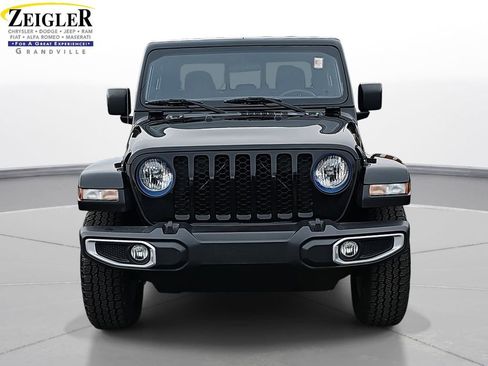 Used 2022 Jeep Gladiator Sport image 2