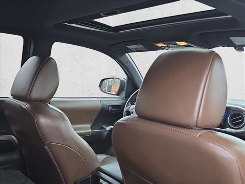 Used 2016 Toyota Tacoma Limited w/ Towing Package image 21