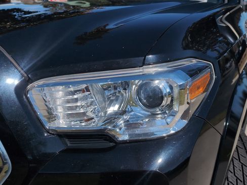 Used 2022 Toyota Tacoma SR5 w/ Technology Package image 6