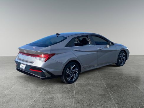 Used 2025 Hyundai Elantra SEL image 5