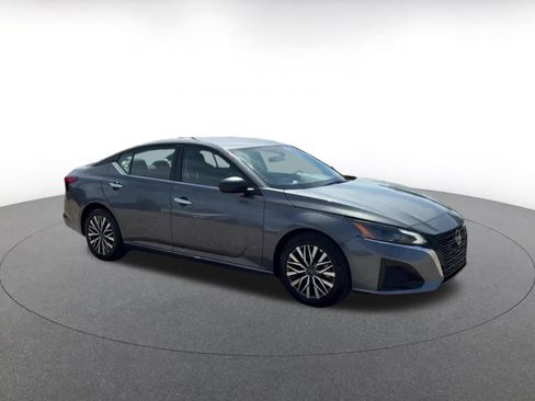 Used 2025 Nissan Altima 2.5 SV FWD image 2