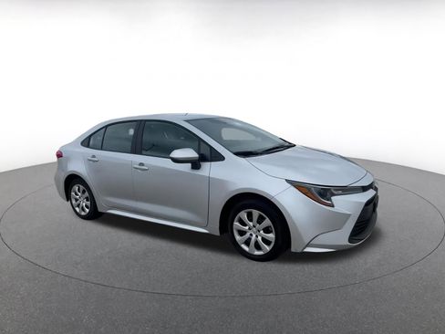 Used 2025 Toyota Corolla LE image 2