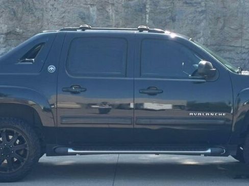 Used 2013 Chevrolet Avalanche LT image 6