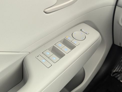 Certified 2025 Hyundai Kona SEL FWD image 17