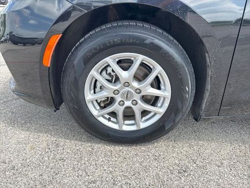 Certified 2023 Chrysler Pacifica Touring-L FWD image 35