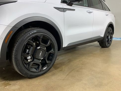 Used 2024 Kia Sorento SX AWD/4WD image 2