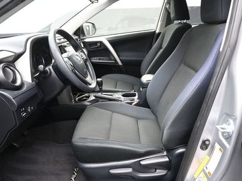 Used 2018 Toyota RAV4 LE FWD image 20