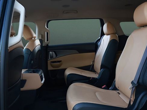 Used 2024 Kia Carnival LX FWD image 20