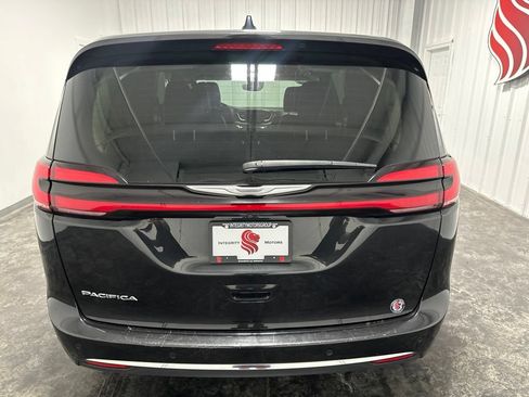Used 2023 Chrysler Pacifica Touring-L FWD image 7