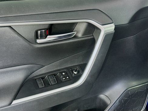 Used 2019 Toyota RAV4 XLE Premium FWD image 17