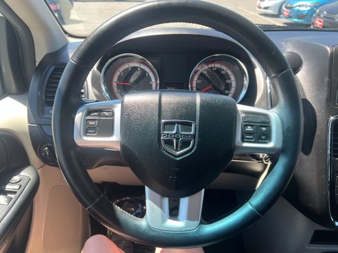 Used 2017 Dodge Grand Caravan SE w/ UConnect Hands-Free Group FWD image 17