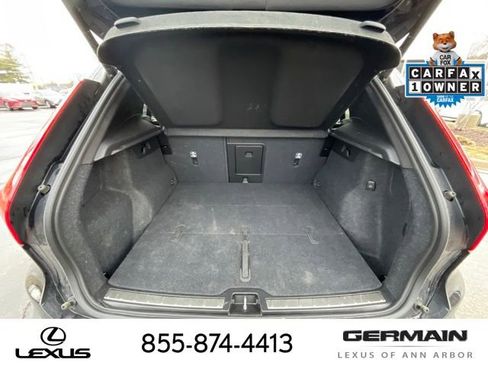 Used 2025 Volvo XC40 B5 Plus image 23