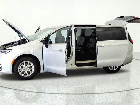 Used 2024 Chrysler Pacifica Touring-L FWD image 9