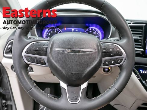 Used 2023 Chrysler Pacifica Touring-L FWD image 10