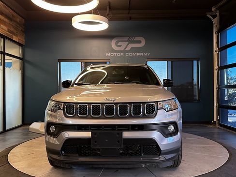 Used 2024 Jeep Compass Latitude image 8