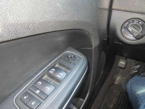 Used 2018 Chrysler 300 S w/ 300S Premium Group image 18