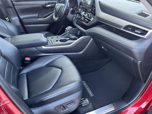 Used 2020 Toyota Highlander XLE FWD image 17