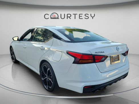 Used 2024 Nissan Altima 2.5 SR FWD image 2