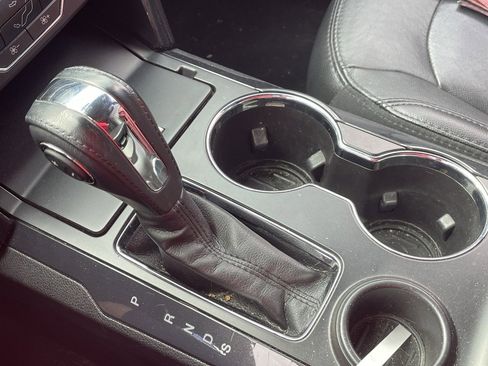 Used 2018 Ford Explorer XLT w/ Equipment Group 202A image 5