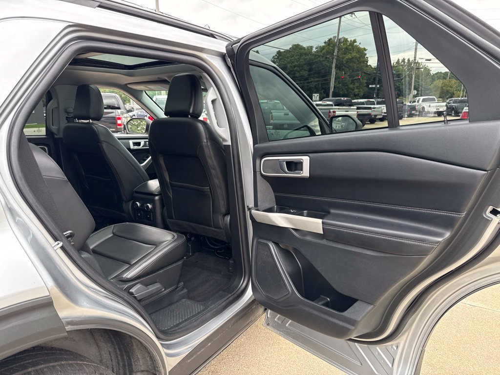 Used 2022 Ford Explorer XLT w/ Equipment Group 202A AWD/4WD image 46