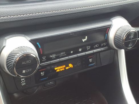 Used 2019 Toyota RAV4 Limited image 18