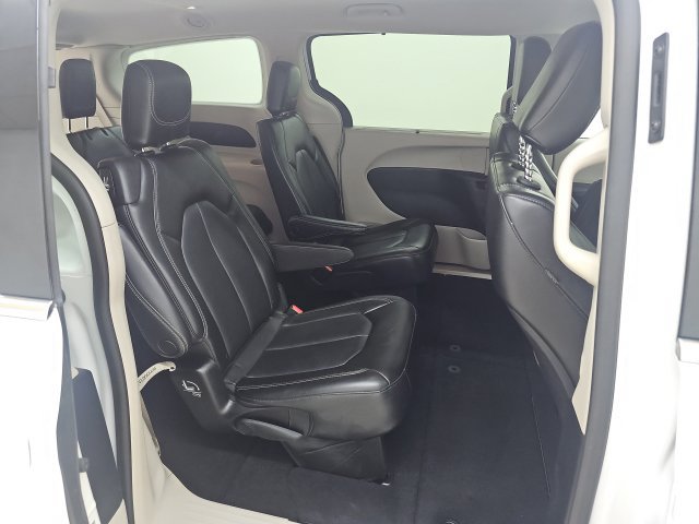 Used 2023 Chrysler Pacifica Touring-L FWD image 21