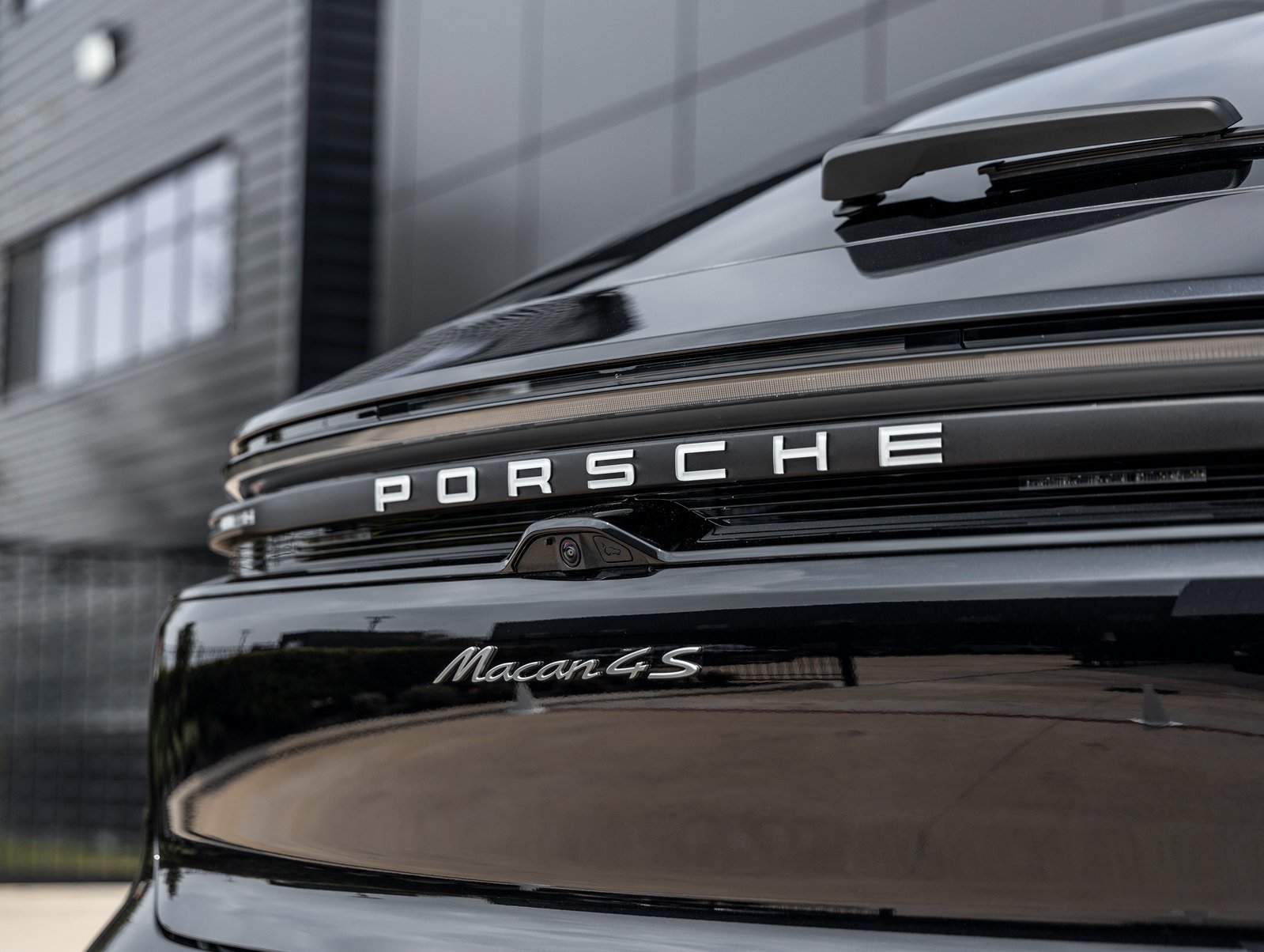 Certified 2025 Porsche Macan 4S Electric AWD/4WD image 16