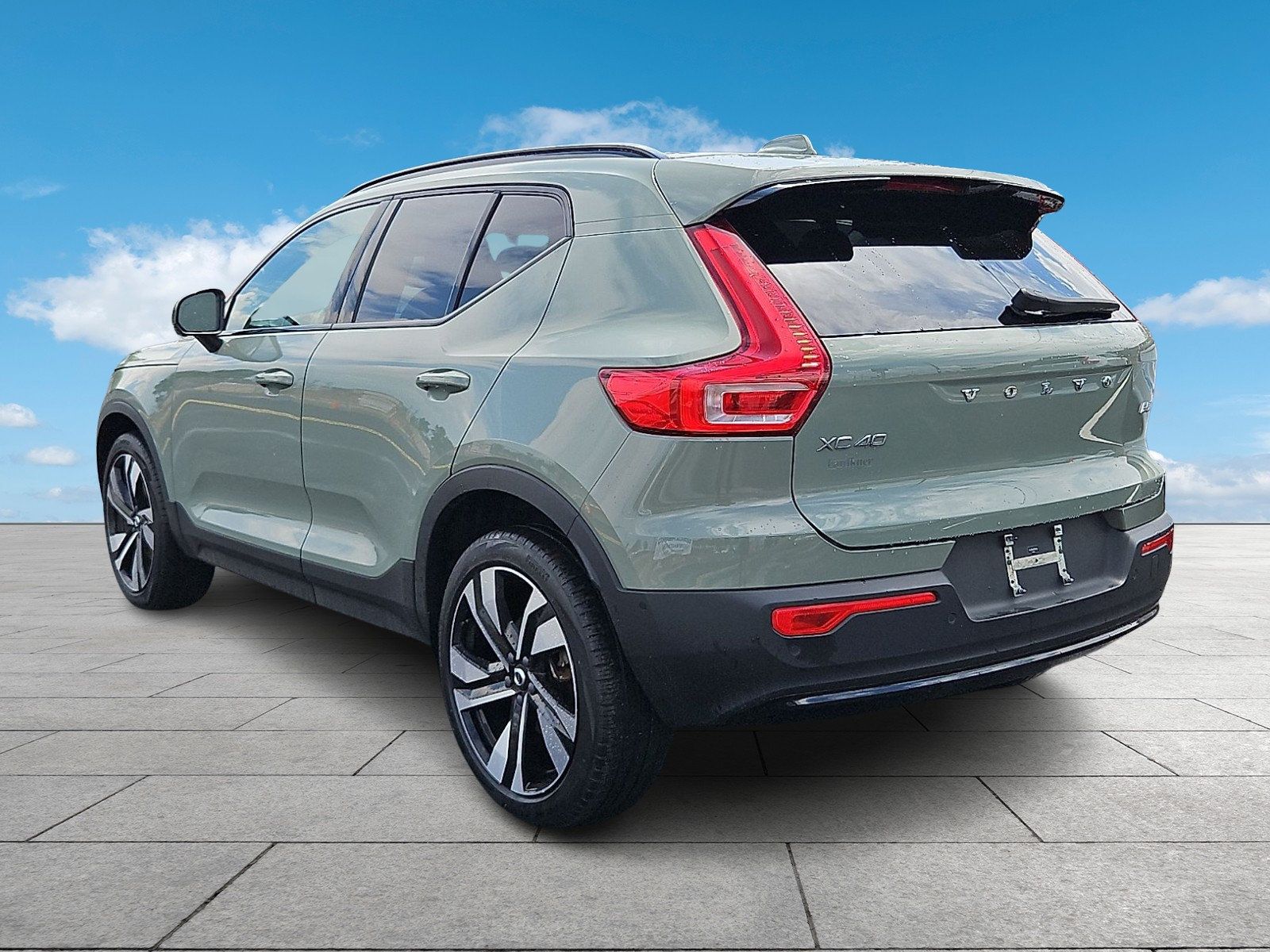 Certified 2023 Volvo XC40 B5 Plus w/ Protection Package Premier AWD/4WD image 4