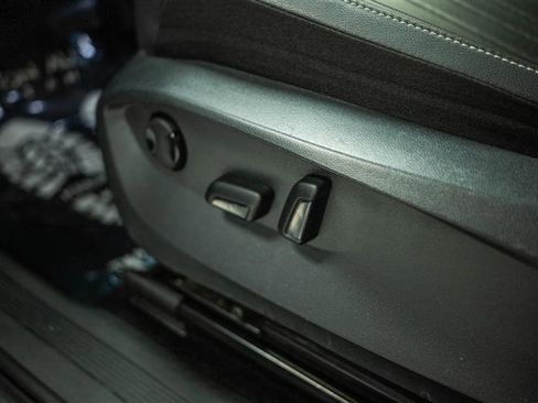 Used 2024 Volkswagen Tiguan SE image 17