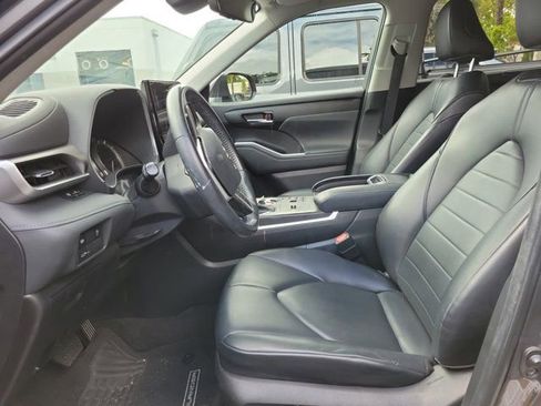 Used 2023 Toyota Highlander XLE image 7