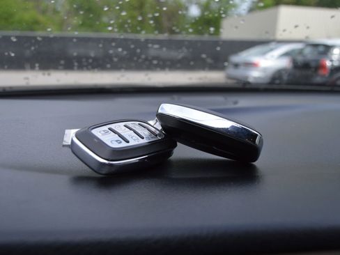 Used 2018 Chrysler Pacifica Touring-L w/ Advanced Safetytec Group image 16