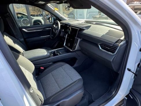 Used 2025 GMC Acadia Elevation image 13