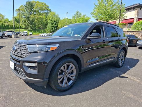 Used 2022 Ford Explorer XLT w/ Equipment Group 202A AWD/4WD image 3