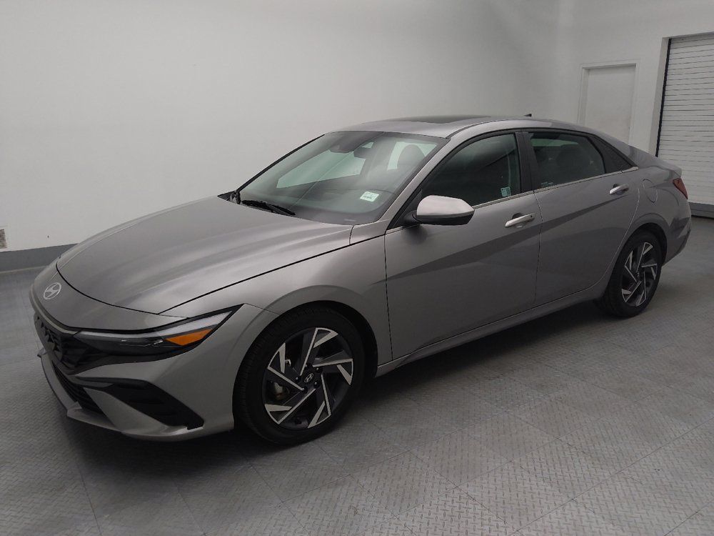 Used 2025 Hyundai Elantra SEL FWD image 2