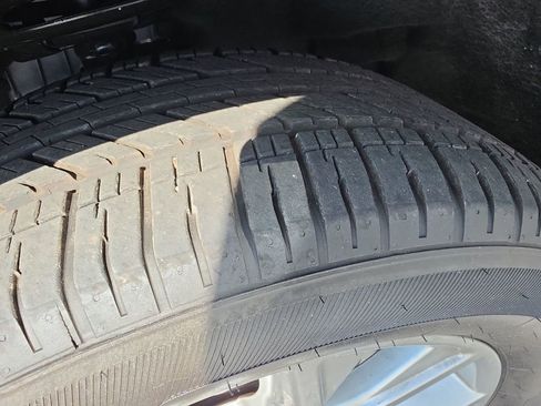 Used 2023 Ford Explorer Limited image 31