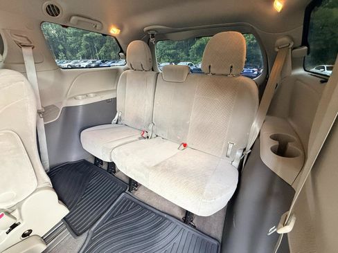 Used 2017 Toyota Sienna LE w/ Protection Package FWD image 12