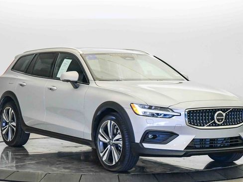 Certified 2025 Volvo V60 B5 Cross Country Plus AWD/4WD image 6