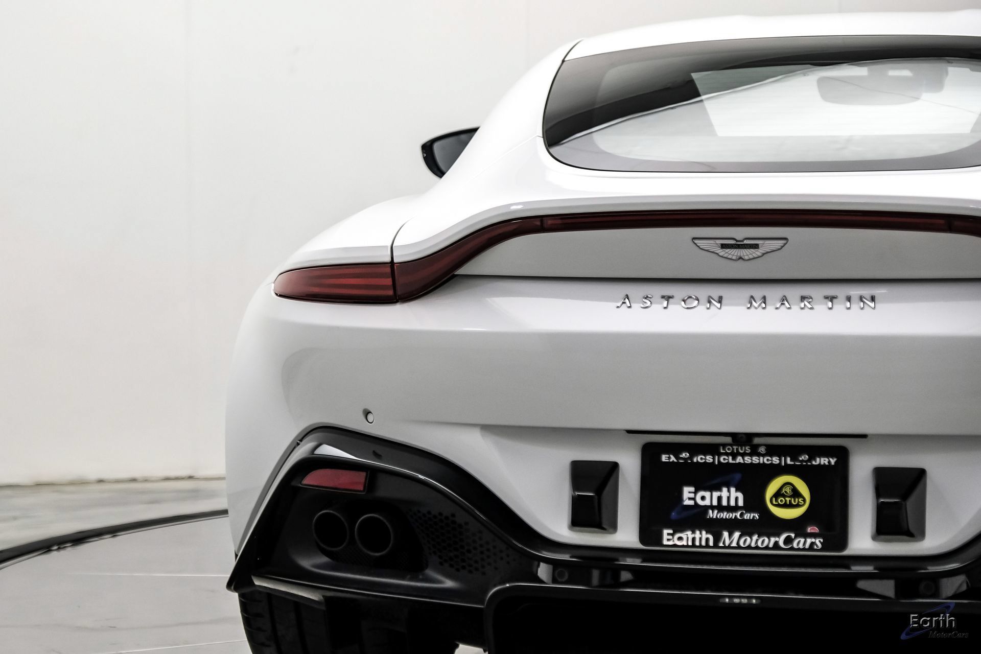 Used 2022 Aston Martin V8 Vantage Coupe RWD image 17