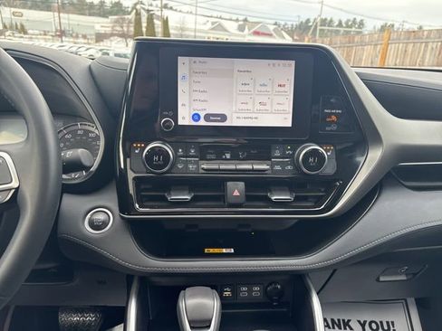 Used 2024 Toyota Highlander XLE image 25