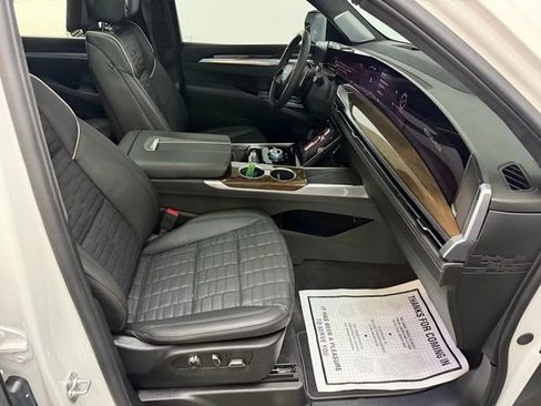 Used 2025 Cadillac Escalade Sport Platinum w/ LPO, Floor Liner Package AWD/4WD image 38