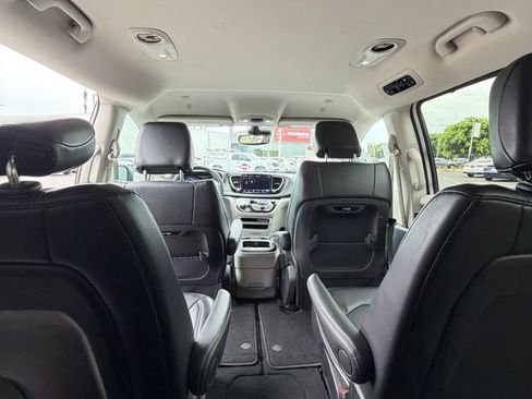 Used 2024 Chrysler Pacifica Touring-L FWD image 33