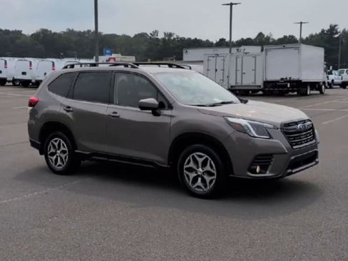 Used 2022 Subaru Forester Premium image 2
