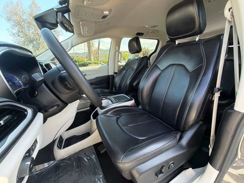 Used 2023 Chrysler Pacifica Touring-L FWD image 15