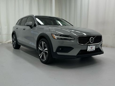Used 2024 Volvo V60 B5 Cross Country Plus w/ Climate Package AWD/4WD image 1